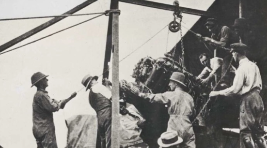 Men working on building the Vickers Vimy 