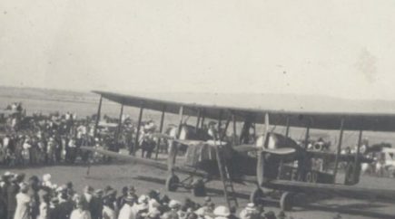 Vickers Vimy arriving in Darwin – Judith Wirtz