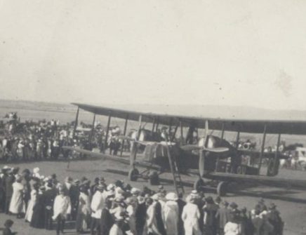 Vickers Vimy arriving in Darwin – Judith Wirtz